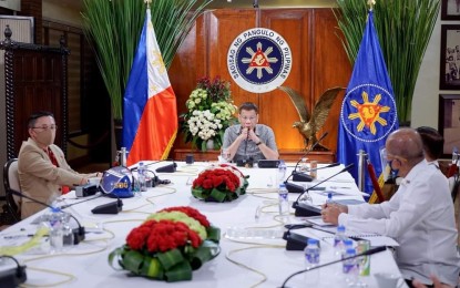 <p>President Rodrigo Duterte and members of the IATF. (Presidential<em> photo)</em></p>