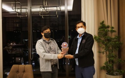 <p><strong>RECOGNITION</strong>. Secretary Michael Lloyd Dino (left) hands over a plaque of appreciation to Environment Secretary Roy Cimatu, Covid-19 response Cebu overseer, for his efforts in managing the public health crisis. Deputy chief implementer Melquiades Feliciano (not in photo) also received the same citation. <em>(Photo courtesy of OPAV)</em></p>
<p> </p>
<p> </p>