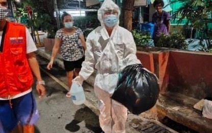 <p><strong>HAZARDOUS WASTE.</strong> Manila City government personnel act on a report from a netizen about scattered used rapid test kits along M. Dela Fuente St. in Sampaloc on Tuesday evening (Sep. 1, 2020). Manila Mayor Francisco ‘Isko Moreno’ Domagoso said the incident is now under probe with the help of the Manila Police District. <em>(Photo from Manila PIO)</em></p>