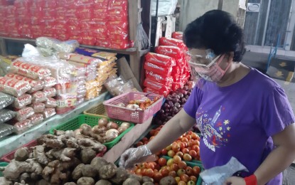 <p><strong>SLOWER INFLATION.</strong> A customer buys vegetables at a public market. The Bangko Sentral ng Pilipinas (BSP) on Friday (Sept. 4, 2020) reported that the country's inflation rate slowed to 2.4 percent, lower than July's 2.7 percent. <em>(File photo)</em></p>