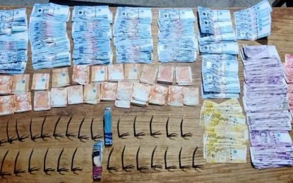 <p><strong>EVIDENCE.</strong> Personnel of the Davao City Police Office recovers the bet money amounting to PHP245,734  and 33 pieces of rooster blades during an anti-illegal gambling operation in Barangay 10-A on Sunday (Sept. 6, 2020). The operation resulted in the apprehension of a barangay chairman and a village councilor, as well as 27 other offenders. <em>(Photo courtesy of DCPO-PIO)</em></p>