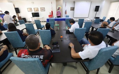 <p><strong>COMPREHENSIVE APPROACH</strong>. The Iloilo City Covid team meets with IATF deputy chief implementer for the Visayas, retired Gen. Melquiades Feliciano, on Monday (Sept. 7, 2020). Feliciano has been sent by the national IATF to assist Iloilo City in responding to Covid-19. <em>(PNA photo by Arnold Almacen/CMO)</em></p>