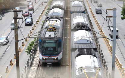 <p><strong>MORE MRT-3 TRAINS RUNNING.</strong> Trains running along the Metro Rail Transit Line 3 (MRT-3) main line on EDSA. The MRT-3 on Wednesday had 21 running trains along its main line after its maximum capacity was increased through comprehensive rehabilitation. <em>(File photo)</em></p>