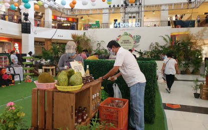 <p><strong>FARMERS’ MARKET.</strong> The Department of Agriculture in Davao Region brings the ‘Kadiwa on Wheels’ mobile market directly to Dabawenyo mall shoppers. The agency's Agribusiness and Marketing Assistance Division launched the 'Kadiwa sa Abreeza' that will run from August 28 to September 20. <em>(Photo courtesy of Agri Info Davao)</em></p>