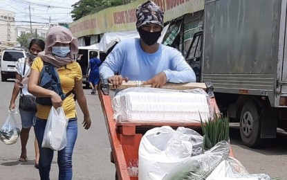 <p><strong>STIFF SANCTIONS.</strong> The Cebu Provincial Board passes an ordinance on Monday (Sept. 7, 2020) imposing fine and jail term for individuals who will be caught not wearing face mask. Cebu City also implemented last August 16 an ordinance that will slap fine and jail term to those who are violating quarantine protocols such as not wearing or taking off the face mask while in public places. <em>(PNA photo by John Rey Saavedra)</em></p>