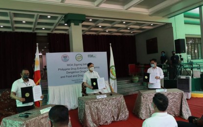 <p><strong>BOOSTING ANTI-DRUG CAMPAIGN.</strong> Heads of the Philippine Drug Enforcement Agency, Dangerous Drugs Board and the Food and Drug Administration show a copy of the memorandum of agreement regulating and monitoring the sale and dispensing of controlled drugs and substances at the PDEA Headquarters in Quezon City on Tuesday (Sept. 8, 2020). From left to right: PDEA Director General Wilkins Villanueva, DDB Chairperson Catalino Cuy, and FDA Director General Eric Domingo. <em>(Photo courtesy of PDEA)</em></p>