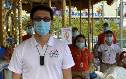 <p><strong>AMUSEMENT PARK REOPENS</strong>. Belmont One President Chester Lim poses with attendants of Anjo World, a premier amusement park located in Barangay Calajoan in Minglanilla, Cebu shortly after re-opening the facility on Friday (Sept. 11, 2020). The management of the amusement park ensured that minimum health and safety protocols such as the mandatory wearing of face mask, physical distancing, among others, are observed in the facility.<em> (Photo courtesy of Belmont One)</em></p>