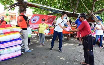<p><strong>ASSISTANCE.</strong> Personnel from the office of Davao City 1st District Rep. Paolo "Pulong" Duterte distribute food packs to some 1,200 fisherfolk in Barangay 76-A Bucana on Thursday (Sept. 10. 2020). The beneficiaries are residents of the first district and are members of the fisherfolks associations in the barangay. <em>(Photo courtesy of Rep. Duterte's office)</em></p>