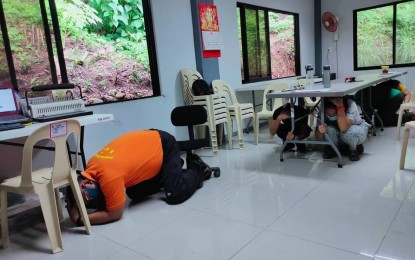 <p><strong>QUAKE DRILL.</strong> Personnel of Antique’s Provincial Disaster Risk Reduction and Management Office (PDRRMO) join the Nationwide Simultaneous Earthquake Drill at their office in San Jose de Buenavista on September 10. In an interview on Friday (Sept. 11, 2020), PDRRMO chief Broderick Train said drills for quakes and other hazards are necessary to ensure public awareness and preparedness. <em>(Photo courtesy of PDRRMO)</em></p>