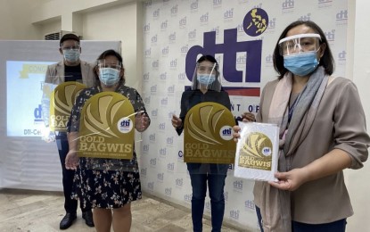 <p><strong>DTI BAGWIS AWARD.</strong> Representatives of different establishments in Cebu show their Gold Bagwis Seal from the Department of Trade and Industry (DTI) on Friday (Sept. 11, 2020). The DTI conferred the award to 30 business establishments in Cebu for their efforts to uphold the rights and welfare of consumers and the practice of responsible business. <em>(Photo courtesy of DTI-Cebu Provincial Office)</em></p>