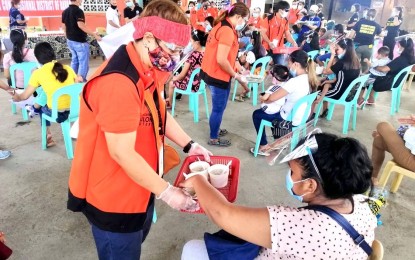 <p><strong>FEEDING PROGRAM.</strong> Personnel from the office of Davao City 1st District Rep. Paolo "Pulong" Duterte hands over a hot meal to a beneficiary of the feeding program on Tuesday (Sept. 15, 2020) in Purok 27-Pandaman, Barangay Maa. The program will run for three months catering to malnourished children, pregnant women, and lactating mothers. <em>(PNA photo by Prexx Marnie Kate Trozo)</em></p>