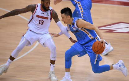 <p><strong>NBA BOUND ANEW</strong>. Jeremy Lin (right) of Beijing Ducks breaks through the defense of Sonny Weems of Guangdong Southern Tigers during the semifinal of the 2019-2020 Chinese Basketball Association (CBA) league in Qingdao, east China's Shandong Province on Aug. 8, 2020. Lin said on Tuesday (Sept. 15) he will not play in the 2020-21 CBA season because of his dream to play anew in the NBA. <em>(Xinhua/Li Ziheng)</em></p>