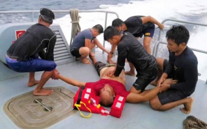 <p><strong>RESCUED.</strong> Navy personnel try to revive Enricky Brocka, 55, the boat master of M/B Elsa 3, which capsized Monday (September 14, 2020) in San Mateo Point, off Sinunuc, Zamboanga City. The rescuers rush Brocka to the hospital but he was declared dead on arrival by an attending physician. <em>(Photo courtesy of Naval Forces Western Mindanao)</em></p>