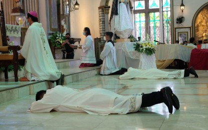 <p><strong>CALL TO STOP KILLINGS</strong>. Dumaguete Bishop Julito Cortes, who led the faithful in Tuesday's (Sept. 15, 2020) ordination of two new priests in the diocese, has reiterated his call to local government officials and government instrumentalities to step up the fight against criminality. He issued a statement and the Oratio Imperata Against Killings to be read in all Sunday masses for an indefinite period in response to the violence pervading Negros Oriental. <em>(Photo by Judy Flores Partlow)</em></p>