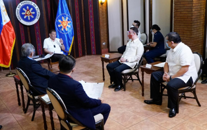 <p><strong>HELP BUSINESS SECTOR.</strong> President Rodrigo Roa Duterte discusses matters with Senate President Vicente Sotto III, Senator Christopher Go, House Speaker Alan Peter Cayetano, and House Majority Leader Ferdinand Martin Gomez Romualdez during a meeting at the Malago Clubhouse in Malacañang on Sept. 16, 2020. Duterte asked the congressional leaders to pass additional legislation to help the business sector recover from the effects of the novel coronavirus pandemic. <em>(Presidential photo by King Rodriguez)</em></p>