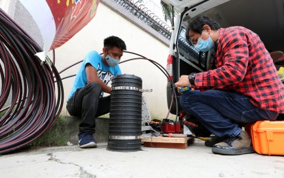 <p><strong>MORE FIBER LINES.</strong> A broadband service team works on PLDT's fiber line in this undated photo. The PLDT on Wednesday (Oct. 21, 2020) announced plans to roll out more fiber lines in the next three to six months to meet the country's growing demand for faster internet services. <em>(PNA file photo)</em></p>