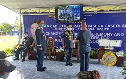<p><strong>NEW PNP-CARAGA CHIEF.</strong> Philippine National Police chief, Gen. Camilo Pancratius Cascolan (center), installs Brig. Gen. Romeo Caramat, Jr. (right) as the new director of Police Regional Office Caraga on Thursday (Sept. 17, 2020) at Camp Col. Rafael C. Rodriguez in Libertad, Butuan City. Caramat replaced Brig. Gen. Joselito T. Esquivel Jr. (left), who retired from the service. <em>(Screenshot from PRO-13 Facebook Page)</em></p>