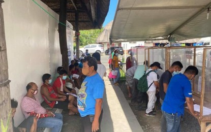 <p><strong>BORDER CHECK</strong>. Border crossers in Ilocos Norte wait for their turn to be tested with antigen at the Ilocos Norte-Ilocos Sur boundary. Another antigen testing machine was set up on Friday (Sept. 18, 2020) to expedite the testing. (<em>Photo courtesy of Rolan Oracion</em>) </p>