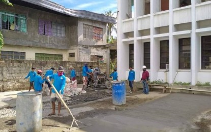 <p><strong>FUTURE ISOLATION HUB.</strong> Workers start the construction of a new coronavirus isolation facility to rise in a lawn tennis court in Catbalogan City, Samar on Aug. 17, 2020. Despite criticisms on the conversion of the sports facility, the Samar provincial government said the project will push through.<em> (Photo courtesy of Samar provincial government)</em></p>
