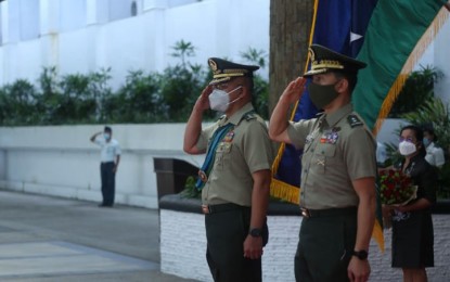 <p><strong>MILITARY HONORS.</strong> The officers and men of the Western Mindanao Command on Wednesday (Sept.23, 2020) accorded arrival honors to newly-promoted Lt. Gen. Corleto Vinluan Jr., Westmincom chief (left). Vinluan reminds the troops to remain steadfast in their mission. (Photo courtesy of Westmincom Public Information Office)</p>