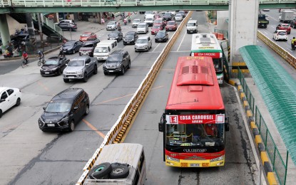 <p><strong>EDSA BUSWAY.</strong> Buses at one of the median bus stops of the Epifanio de los Santos Avenue (Edsa) busway. The Department of Transportation (DOTr) on Monday (Sept. 28, 2020) said buses along the Edsa busway will go cashless starting Thursday and will use the Beep card payment system.<em> (Photo by Joey Razon)</em></p>