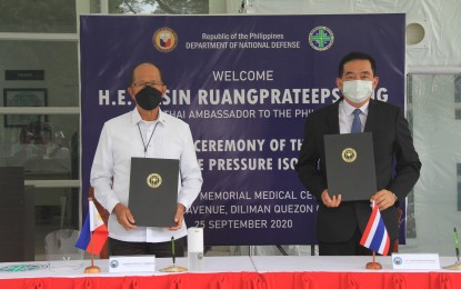 <p><strong>DONATION.</strong> Defense Secretary Delfin Lorenzana (left) and Thai Ambassador to the Philippines Vasin Ruangprateepsaeng (right) lead the ceremony for Thailand's donation of two negative pressure isolation rooms to the Veterans Memorial Medical Center on Friday (Sept. 25, 2020). Ruangprateepsaeng reaffirmed Bangkok’s commitment to working closely with Manila to build further upon the cooperation between the two countries and to tackle the challenges, including the Covid-19 pandemic.<em> (Photo courtesy of the DND Public Affairs Service)</em></p>