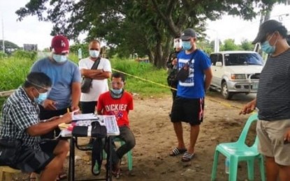 <p><strong>DRUG BUST</strong>. An operative of the Regional Police Drug Enforcement Unit in Western Visayas (RPDEU-6) conducts an inventory of the suspected shabu worth PHP750,000 seized from Romeo Salem in Barangay Estefania, Bacolod City on Sunday afternoon (Sept. 27, 2020). Salem, 36, is the No. 10 high-value individual in the list of RPDEU-6.<em> (Photo courtesy of Bacolod City Police Office)</em></p>