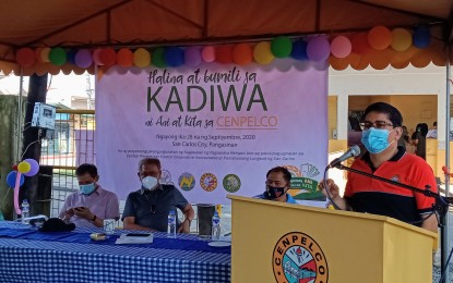 <p><strong>KADIWA SATELLITE CENTER.</strong> Central Pangasinan Electric Cooperative (CENPELCO) general manager Rodrigo Corpuz (right) said the Kadiwa Ni Ani at Kita is a “win-win” program for the farmers and food producers as well as consumer-members of the cooperative during the launch of the program satellite market at CENPELCO office in San Carlos City on Sept.28, 2020. Kadiwa is a program of the Department of Agriculture.<em> (Photo by Liwayway Yparraguirre)</em></p>
<p> </p>