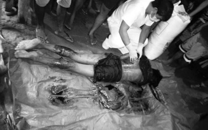 <p><strong>BRUTAL MURDER</strong>. A health worker examines the body of Carlos Diaz, a former rebel killed by the New People's Army in Matuguinao, Samar on Monday (Sept. 28, 2020). The Philippine Army has condemned the communist terrorist group for brutally killing a former member who had opted to surrender to the government.<em> (Photo courtesy of Philippine Army)</em></p>