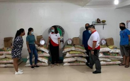 <p><strong>RICE RESELLING</strong>. Some beneficiaries of livelihood assistance receive sacks of rice and weighing scales in Alangalang, Leyte. Some 33 recipients of the “Balik Probinsya, Balik Pag-asa” Program in Leyte got the rice retailing supplies from the national government on Tuesday (Sept. 29, 2020).<em> (Photo courtesy of Alangalang local government)</em></p>
<p> </p>