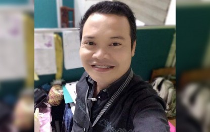 <p><strong>SURVIVOR.</strong> Sher Louie Sevilla, 39, of Malabon City, says on Wednesday (Sept. 30, 2020) that a stable Wi-Fi connection at the isolation center where he was brought helped him beat loneliness while in isolation after contracting Covid-19. Sevilla kept himself in high spirits by communicating with friends and loved ones while recovering from the disease. <em>(Photo from Louie Sevilla Facebook page)</em></p>