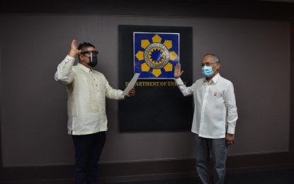 <p>New Optical Media Board chairman Christian Agila Natividad (left) takes his oath of office before Energy Secretary Alfonso Cusi (right) on Thursday (Oct. 1, 2020).</p>