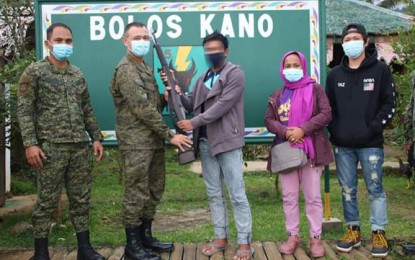 <p><strong>HOPE FOR A NEW LIFE.</strong> A member of the Dawlah Islamiya, identified only as “Abi” (center), turns over his Garand rifle to Lt. Col. Franco Raphael Alano (2nd from left), commander of the 55th Infantry Battalion, during his surrender in Madalum, Lanao del Sur on Thursday (Oct. 1, 2020). Abi said he hopes to live a peaceful life and take care of his aging mother<em>. (Photo courtesy of the 55th Infantry Battalion)</em></p>