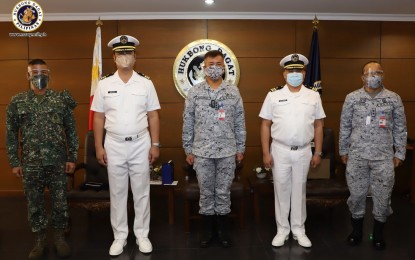 <p><strong>NEW NAVY RESERVISTS</strong>. PCOO Secretary Martin Andanar (2nd from left) and Office of Civil Defense Operations Service Director Bernardo Rafaelito Alejandro (2nd from right) pose after donning their reservist ranks of commander and lieutenant commander, respectively, in a ceremony at the Philippine Navy headquarters on Friday (Oct. 2, 2020). In his speech, Andanar committed to further serving and contributing to the preservation of peace and harmony for Filipinos and the country.<em> (Photo courtesy of the Naval Public Affairs Office)</em></p>