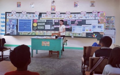 <p><strong>ABOVE AND BEYOND.</strong> The usual classroom set-up of Miko Dyan Pogoy, a public school teacher in Masawang Elementary School in Brgy. Salaysay Marilog district, as she teaches her students, prior to the coronavirus disease pandemic. With or without a health crisis, she assures she will deliver the best learning outcomes for her students. <em>(Photo courtesy of Miko Dyan Pogoy)</em></p>
