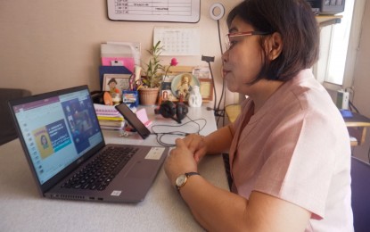<p>An elementary school teacher holds online classes. <em>(File photo)</em></p>