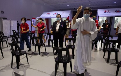 <p><strong>BLESSING.</strong> Manila Archbishop Emeritus Luis Antonio Cardinal Tagle blesses the bio-molecular laboratory of the Philippine Red Cross (PRC) in Mandaluyong City on Thursday (Oct. 8, 2020). Tagle, who was joined by PRC chairman and CEO Senator Richard Gordon (center), underwent a swab test at the facility as a requirement before flying back to the Vatican City.<em> (Photo courtesy of Philippine Red Cross)</em></p>