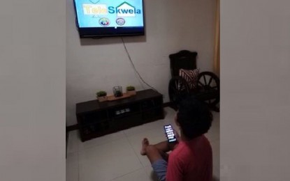 <p><strong>LEARNING MODALITY</strong>. A Grade 8 student at Pampanga High School learns his lessons through the television program "Super-K Teleskwela." The program provides students with televised modules patterned after Pampanga’s social and cultural background to easily facilitate learning among Grades 3 to 12 students.<em> (Contributed photo)</em></p>