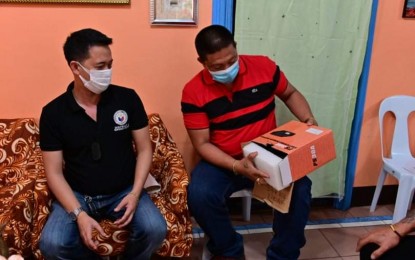 <p><strong>COMMUNICATION EQUIPMENT.</strong> Barangay Catalunan Pequeño Councilor Jhun Duray receives the communications equipment from a representative of Davao City 1st District Rep. Paolo 'Pulong' Duterte on Thursday (Oct. 8, 2020). The device intends to strengthen the disaster management operations as well as the village peace and order.<em> (Photo courtesy of Davao City 1st Dist. Rep. Paolo 'Pulong' Duterte's office)</em></p>