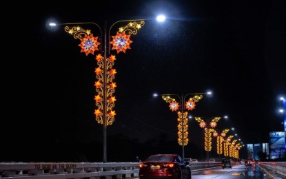 <p><strong>EARLY CHRISTMAS MOOD.</strong> Colorful, lively, bright parols installed along a bridge in Angeles City, Pampanga to show that no Covid-19 can stop the Kapampangans from celebrating the birth of Jesus Christ. A brilliant display of lights were also put up in  some major thoroughfares and even malls  in the province dubbed as the Christmas Capital of Philippines.<em> (Photo by Angeles City Information Office)</em></p>
<p> </p>