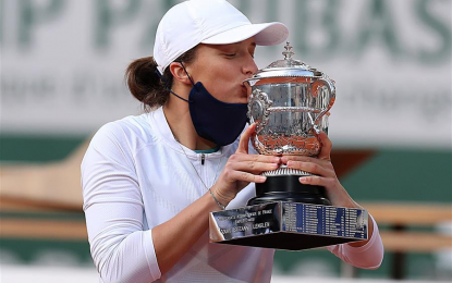 <p><strong>FIRST POLISH PLAYER</strong>. Iga Swiatek of Poland kisses the trophy during the awarding ceremony after the women's singles final against Sofia Kenin of the United States at the French Open tennis tournament 2020 at Roland Garros in Paris, France on Oct. 10, 2020. The 19-year-old Swiatek became the first Polish player to win a Grand Slam singles title. <em>(Xinhua/Gao Jing)</em></p>