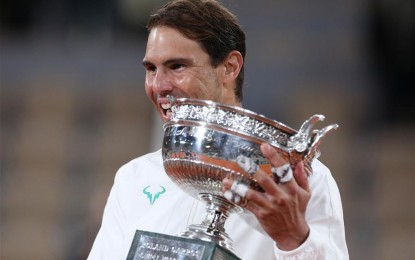 <p><strong>13th FRENCH OPEN TITLE</strong>. Rafael Nadal of Spain celebrates with the trophy during the awarding ceremony after winning the men's singles final match against Novak Djokovic of Serbia at the French Open tennis tournament 2020 at Roland Garros in Paris, France on Oct. 11, 2020. It was Nadal’s 13th French Open title, equaling Roger Federer's men's all-time record of winning 20 Grand Slam singles titles. <em>(Xinhua/Gao Jing)</em></p>