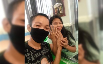 <p><strong>ALL FOR LOVE</strong>. John Paul ‘JP’ Gatbonton (left) and Donna Ocomen (right) pose wearing their rings after they finally met for the first time. Gatbonton pedaled for 21 hours from Cavite to Anda, Pangasinan to meet Ocomen. <em>(Photo courtesy of JP Gatbonton's Facebook account)</em></p>
