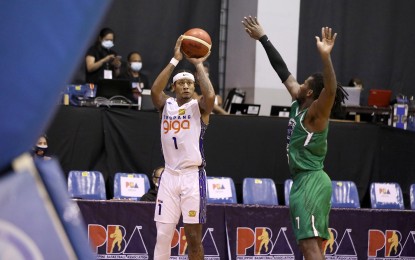 <p><strong>SHOOTOUT.</strong> TNT's Ray-Ray Parks and Terrafirma's CJ Perez engage in a scoring battle. Tropang Giga overpowered the Dyip, 112-101, at the Angeles University Foundation Sports and Cultural Center on Tuesday (Oct. 13, 2020), moving up to 2-0 in the standings. <em>(Photo courtesy of PBA Images)</em></p>