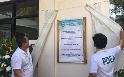 <p><strong>BAHAY SILANGAN</strong>. Pagudpud Mayor Rafael Ralph Benemerito II (left), and regional director Bryan Babang of the Philippine Drug Enforcement Agency in Region 1 (right), lead the unveiling of the Kanlungan ni Kuya, a reformation center for former drug dependents in Pagudpud, Ilocos Norteon Wednesday (Oct. 14, 2020). The program offers values formation and livelihood opportunities to drug dependents. (<em>PNA photo by Leilanie G. Adriano</em>) </p>