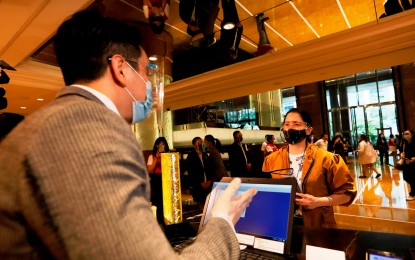 <p><strong>INSPECTION.</strong> Tourism Secretary Bernadette Romulo-Puyat talks to a front desk personnel during an inspection at the Grand Hyatt Manila on Wednesday (Oct. 14, 2020). The government allows staycation in areas under general community quarantine like Metro Manila to revive economy from impact of the coronavirus pandemic lockdowns. <em>(PNA photo by Avito Dalan) </em></p>