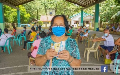 <p><strong>AID FOR SENIORS.</strong> A senior citizen in Borongan City shows the PHP1,500 she received during the first payout of their monthly allowance from the local government on Oct. 12, 2020. Mayor Jose Ivan Dayan Agda on Thursday (Oct. 15, 2020) said each senior citizen is entitled to a monthly allowance of PHP250 but will get the amount equivalent to four or six months. <em>(Photo courtesy of Borongan City Councilor Lyra Gel Agda Limbauan)</em></p>