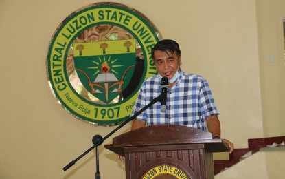 <p><strong>HYBRID RICE TECH.</strong> Crispulo Bautista Jr., executive director of the Department of Agriculture (DA)-Central Luzon, delivers his message during the Hybrid Rice Derby Field Day and Farmers’ Forum at the Central Luzon State University in the Science City of Muñoz, Nueva Ecija on Thursday (Oct. 15, 2020). The event aims to promote to rice farmers various cultural management and practices and the importance of using hybrid rice seeds to achieve a higher production volume. <em>(Photo by DA-3)</em></p>
