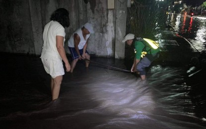 <p><strong>PERENNIAL FLOODING</strong>. Residents scramble to clean out a clogged drainage canal in Barangay Banilad, Dumaguete City following a recent heavy flooding incident. The affected villagers are now asking barangay and city officials to attend to the problem which has been going on for years with three administrations unable to find a solution to it<em>. (Contributed photo)</em></p>