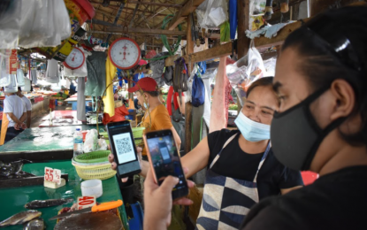 <p><strong>TRANSFORMING LIVES.</strong> A consumer purchases goods from a wet market vendor through digital payment. RCBC's Diskartech App is continually gaining momentum with 3 million downloads and growing since it was launched in July to help Filipinos wade through the pandemic. <em>(Photo from RCBC Facebook)</em></p>